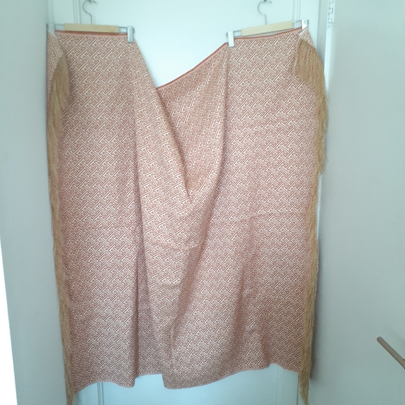 Throw - Picture 2 of 5